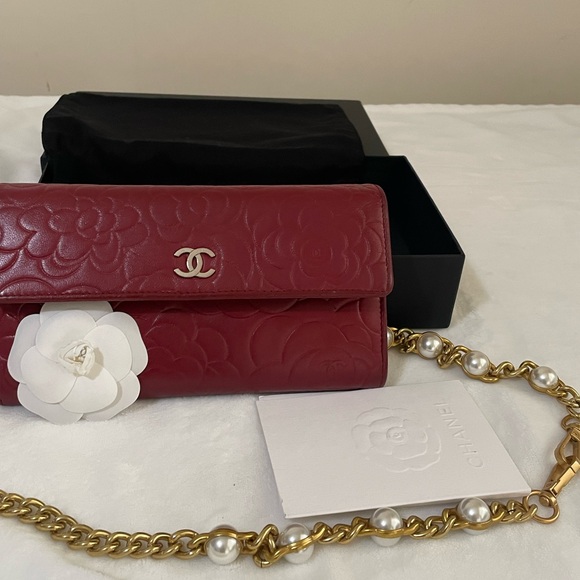 Chanel Lambskin Camellia Embossed wallet - Picture 3 of 16